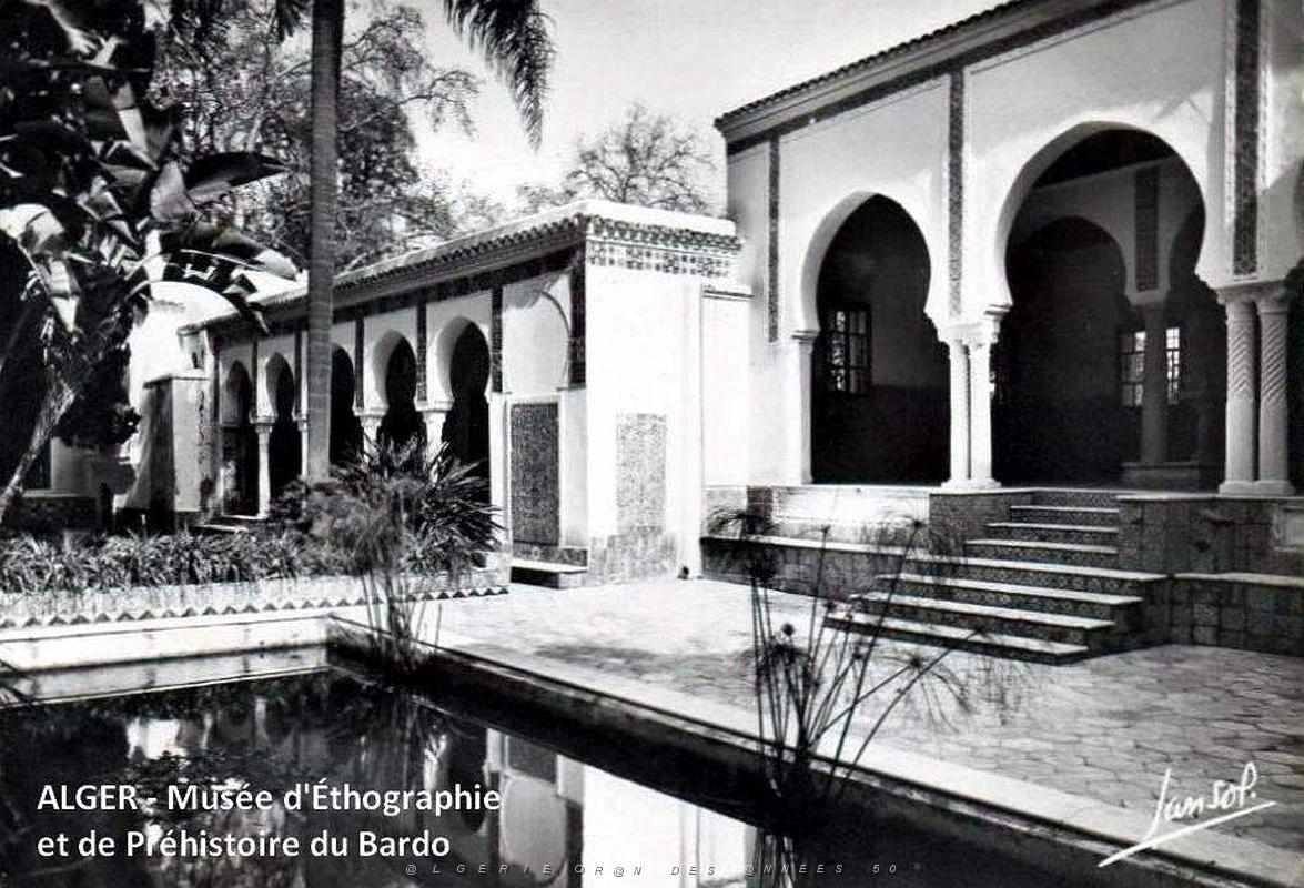 Alger - Musee d'Ethnographie et de Prehistoire du Bardo - Portiques de la Cour.jpg